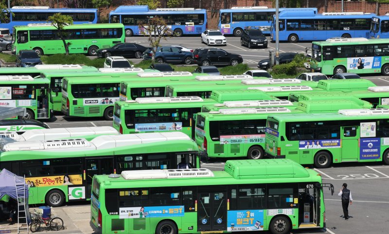 서울시 버스 노동조합이 파업을 예고한 가운데 29일 서울 양천구에 위치한 버스 공영차고지에 운행을 앞둔 버스가 줄지어 주차돼 있다. 2025.4.29/뉴스1 ⓒ News1 장수영 기자