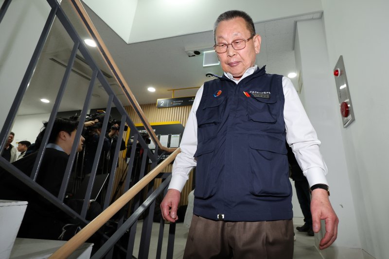 박점곤 서울시버스노동조합 위원장이 30일 새벽 서울 영등포구 서울지방노동위원회에서 열린 서울 시내버스 노사 조정 회의에서 막판 조정회의까지 이어지는 진통끝에 합의점을 찾지 못하고 협상 결렬을 맞이한 뒤 교섭장을 나서고 있다. 2025.4.30/뉴스1 ⓒ News1 이동해 기자
