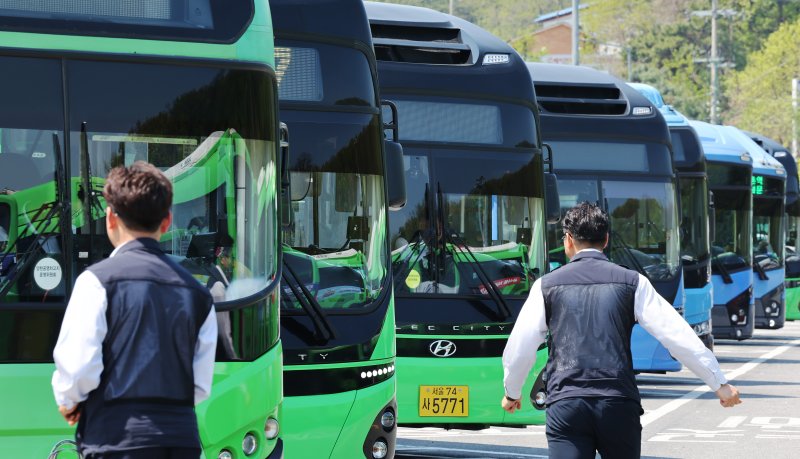 서울시 버스 노동조합이 파업을 예고한 가운데 29일 서울 양천구에 위치한 버스 공영차고지에 운행을 앞둔 버스가 줄지어 주차돼 있다. 2025.4.29/뉴스1 ⓒ News1 장수영 기자