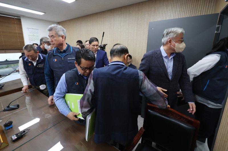 박점곤 서울시버스노동조합 위원장과 김정환 서울시버스운송조합 이사장 등 서울 시내버스 노사가 29일 서울 영등포구 서울지방노동위원회에서 열린 임금·단체협약(임단협) 막판 협상이 정회하자 회의실을 나가고 있다. (공동취재) 2025.4.29/뉴스1 ⓒ News1 이승배 기자