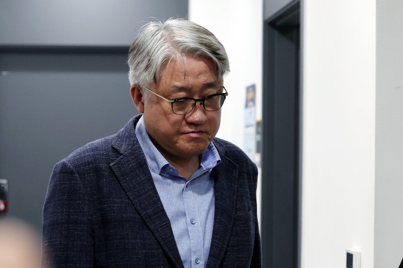 김정환 서울시버스운송사업조합 이사장이 30일 새벽 서울 영등포구 서울지방노동위원회에서 열린 서울 시내버스 노사 조정 회의에서 막판 조정회의까지 이어지는 진통끝에 합의점을 찾지 못하고 협상 결렬을 맞이한 뒤 교섭장을 나서고 있다. 2025.4.30/뉴스1 ⓒ News1 이동해 기자