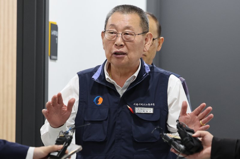 박점곤 서울시버스노동조합 위원장이 30일 새벽 서울 영등포구 서울지방노동위원회에서 열린 서울 시내버스 노사 조정 회의에서 막판 조정회의까지 이어지는 진통끝에 합의점을 찾지 못하고 협상 결렬을 맞이한 뒤 교섭장을 나서며 입장을 밝히고 있다. 2025.4.30/뉴스1 ⓒ News1 이동해 기자
