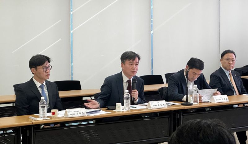 이종욱 관세청 조사국장(왼쪽 2번째)이 29일 서울 종로구 한국카지노업관광협회에서 열린 카지노 환전영업자 간담회에서 유의사항을 설명하고 있다.