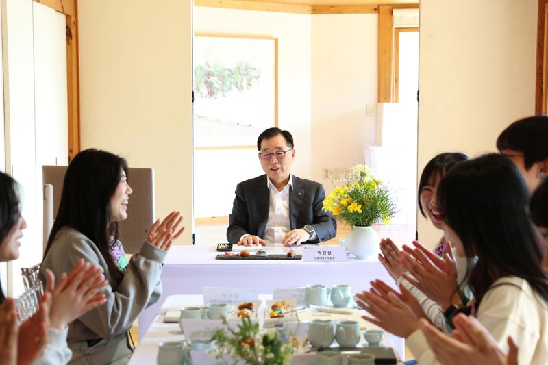 지난 28일 박현철 부회장(가운데)이 서울 종로구 북촌한옥마을에서 열린 '주니어보드 5기 킥오프' 미팅에서 대화를 나누고 있다. 롯데건설 제공