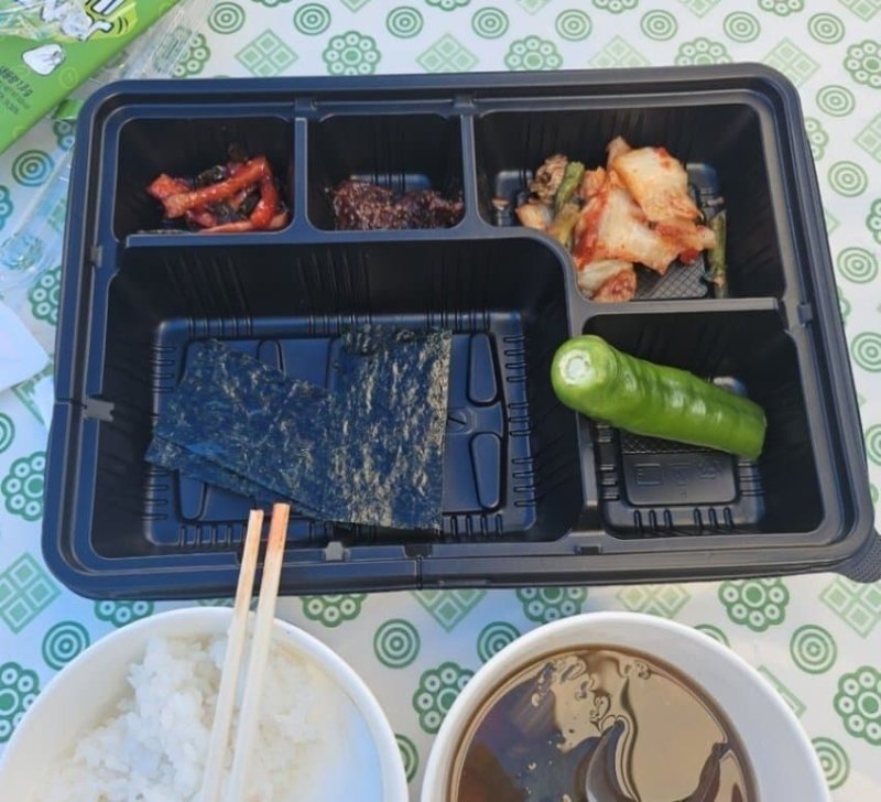 [서울=뉴시스] 충주시 장애인도민체전 첫날 배급돼 논란이 된 도시락의 모습이다 (사진=온라인 커뮤니티 캡쳐) 2025.04.30.photo@newsis.com *재판매 및 DB 금지