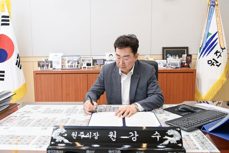 원강수 원주시장이 공공기관 2차 이전 혁신도시 우선 배치 촉구하는 전국혁신도시(지구)협의회 공동 건의문에 서명하고 있다. 원주시 제공