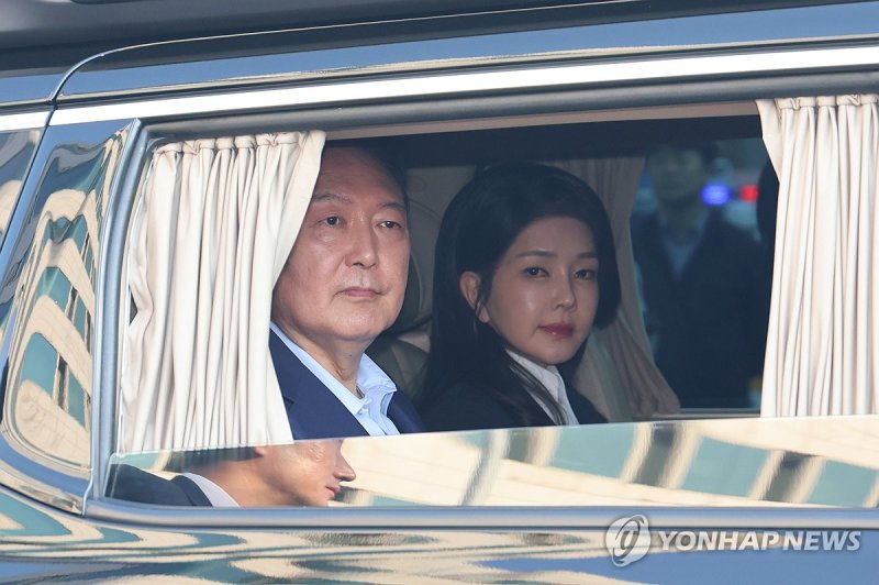 서초동 사저로 향하는 윤 전 대통령 부부 (출처=연합뉴스)