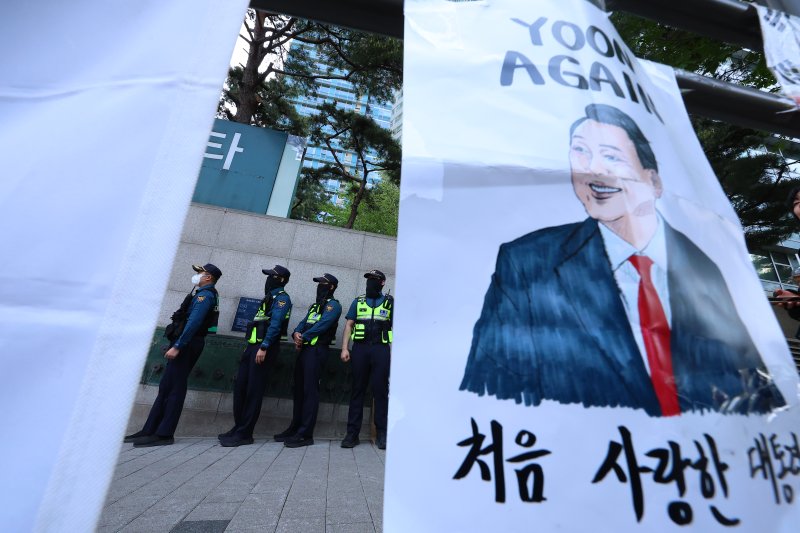 “尹버지 계몽시켜 주셔서 감사합니다”…어버이날, 서초동 尹 자택 앞 풍경