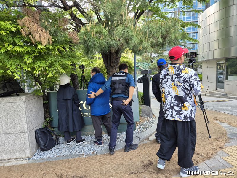 [현장] '尹부부 사저' 압수수색 현장...지지자들 "즉각 중단하라"