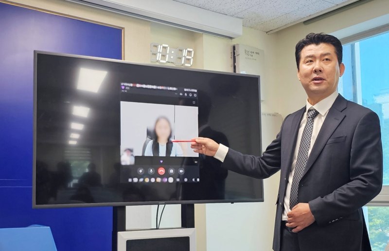 울산경찰청 반부폐수사대 고일한 경감이 지난 4월 30일 프레스센터에서 한국인 부부가 총책인 캄보디아 로맨스 스캠 범죄단체 조질원 검거와 관련해 브리핑을 하고 있다. 울산경찰청 제공