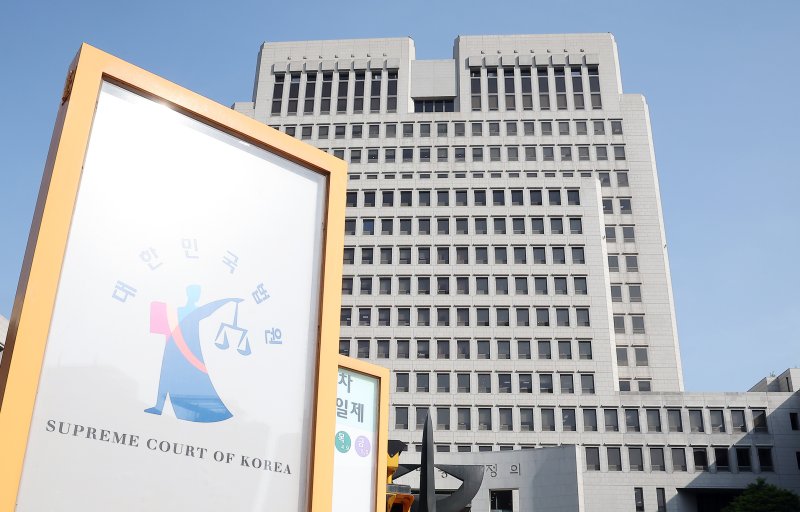 이재명 더불어민주당 대선 후보의 공직선거법 위반 상고심 선고가 5월 1일 오후 3시 대법원 전원합의체에서 내려진다. 이 후보는 지난 20대 대선 과정 당시 대장동·백현동 의혹 관련 발언으로 허위사실 공표 혐의로 기소됐고, 1심은 유죄, 2심은 1심을 뒤집고 무죄를 선고했다. 사진은 30일 오전 서울 서초구 대법원. 2025.4.30/뉴스1 ⓒ News1 김진환 기자