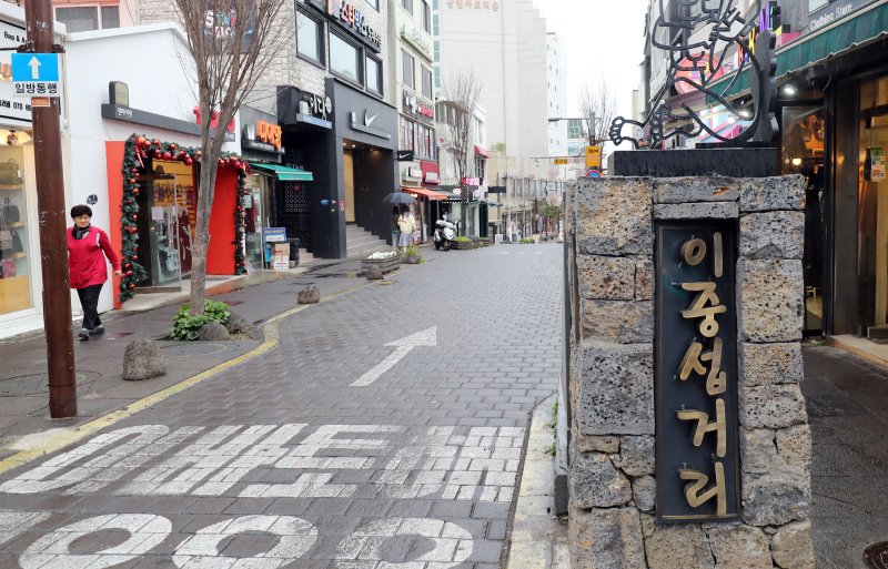 서귀포중심상가는 이중섭거리와 명동로거리, 매일올레시장 등과 가까운 도심 상권의 중심축이다. 서귀포중심상가는 글로컬 상권 육성사업에 선정돼 로컬 문화와 관광자원, 케이(K)-콘텐츠를 결합한 글로벌 친화형 상권 조성에 나선다. /사진=뉴시스