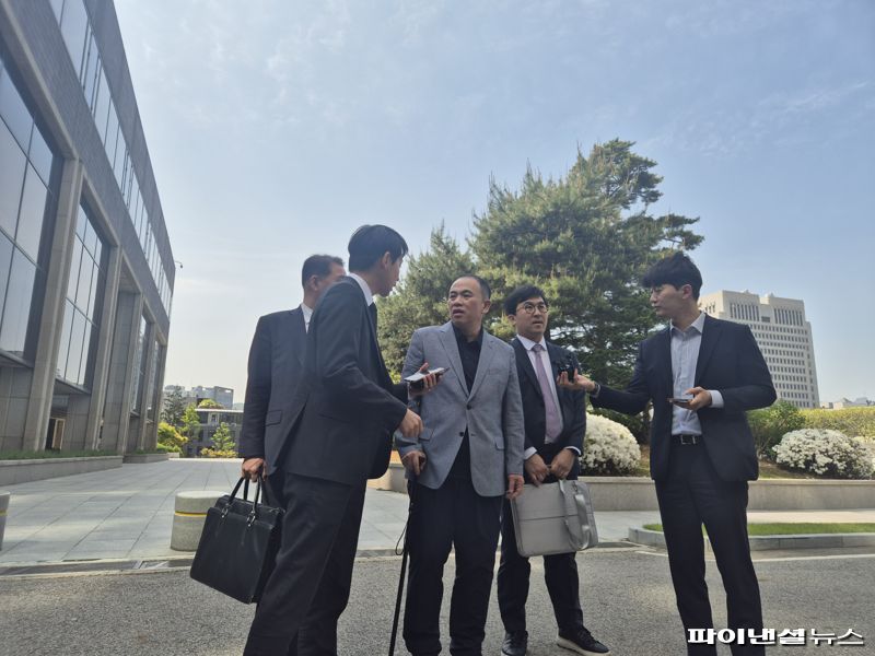 30일 오전 10시 15분께 명태균씨가 지난 29일에 이어 이틀째 서울고검에 출석해 취재진의 질문을 받고 있다. /사진=김동규 기자