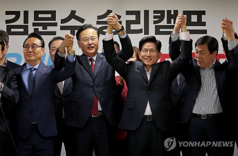 김문수 후보 지지 선언하는 홍준표 캠프 의원들 (출처=연합뉴스)