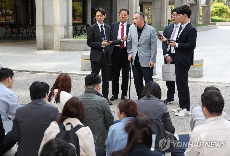 질문에 답하는 명태균 씨 (출처=연합뉴스)