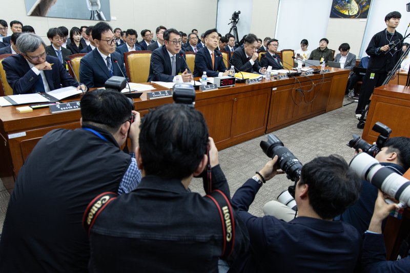 유영상 SK텔레콤 대표이사가 30일 오전 서울 여의도 국회 과학기술정보방송통신위원회에서 열린 YTN 등 방송·통신 분야 청문회에서 의원 질의에 답변하고 있다. 2025.4.30/뉴스1 ⓒ News1 이재명 기자