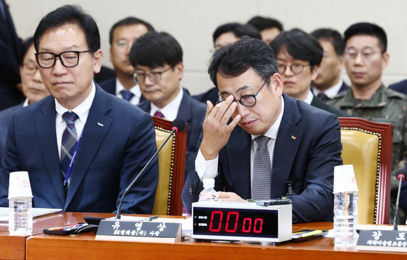 유영상 SKT 대표이사가 30일 오전 서울 여의도 국회에서 열린 과학기술정보방송통신위원회 제424회국회(임시회) 제5차 전체회의에 출석, 생각에 잠겨 있다. 2025.4.30/뉴스1 ⓒ News1 김민지 기자
