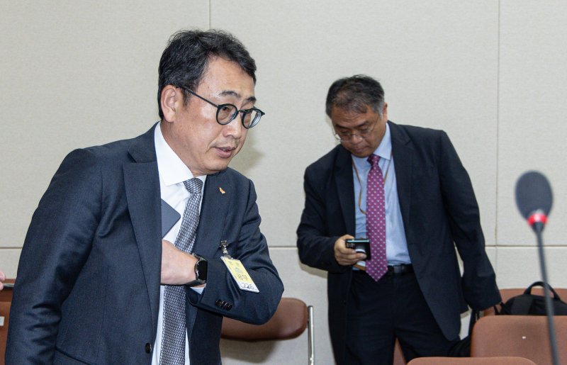 유영상 SK텔레콤 대표이사가 30일 오전 서울 여의도 국회 과학기술정보방송통신위원회에서 열린 YTN 등 방송·통신 분야 청문회에 출석하고 있다. 2025.4.30/뉴스1 ⓒ News1 이재명 기자