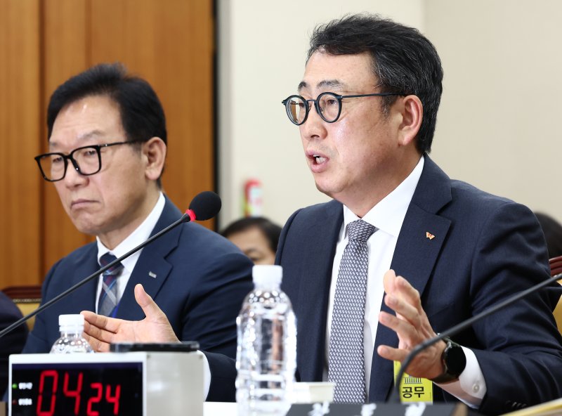 유영상 바카라사이트 벳페어텔레콤 바카라사이트 벳페어가 30일 오전 서울 여의도 국회 과학기술정보방송통신위원회에서 청문회에서 답변하고 있다.