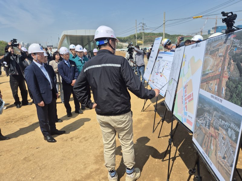 복유정복 인천시장(왼쪽)이 인천지하철 1호선 검단호수공원역 도로 기반 시설 공사 추진계획을 설명듣고 있다./ 뉴스1 ⓒ News1