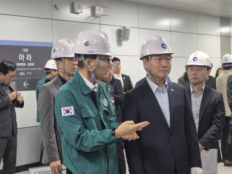 유정복 인천시장(가운데)이 인천지하철 1호선 아라역에서 전동차 탑승을 기다리고 있다./ 뉴스1 ⓒ News1