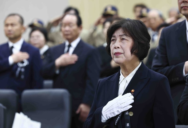 [서울=뉴시스] 김근수 기자 = 강정애 국가보훈부 장관이 30일 서울 동작구 국립서울현충원 봉안식장에서 열린 무연고 국가유공자 합동 안장식에서 국민의례를 하고 있다. 2025.04.30. ks@newsis.com