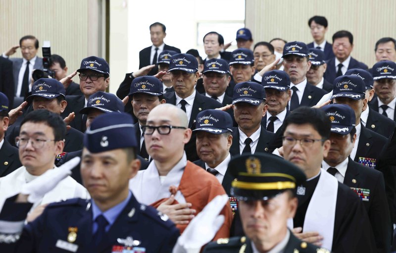 [서울=뉴시스] 김근수 기자 = 무공수훈자 유공자들이 30일 서울 동작구 국립서울현충원 봉안식장에서 열린 무연고 국가유공자 합동 안장식에서 경례를 하고 있다. 2025.04.30. ks@newsis.com