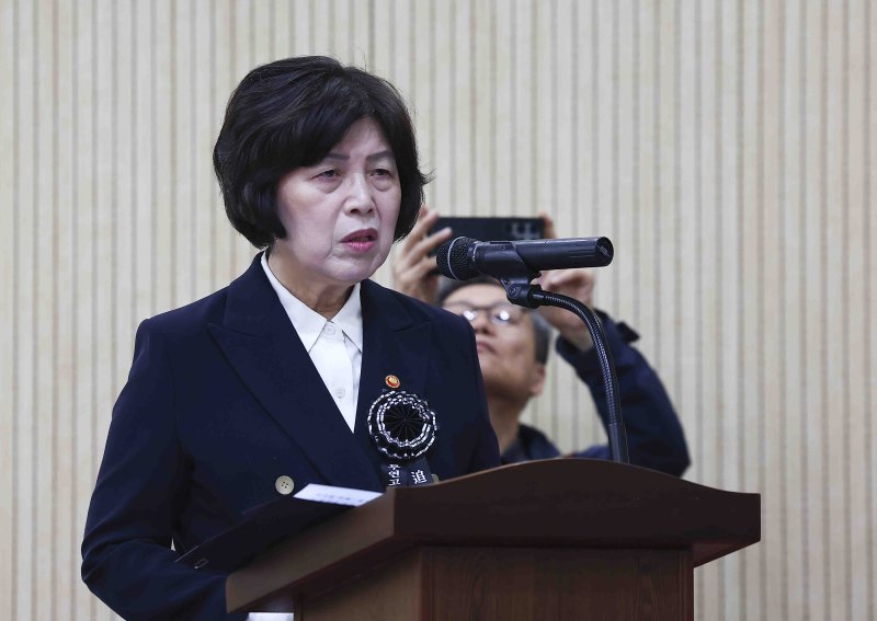 [서울=뉴시스] 김근수 기자 = 강정애 국가보훈부 장관이 30일 서울 동작구 국립서울현충원 봉안식장에서 열린 무연고 국가유공자 합동 안장식에서 조사를 하고 있다. 2025.04.30. ks@newsis.com