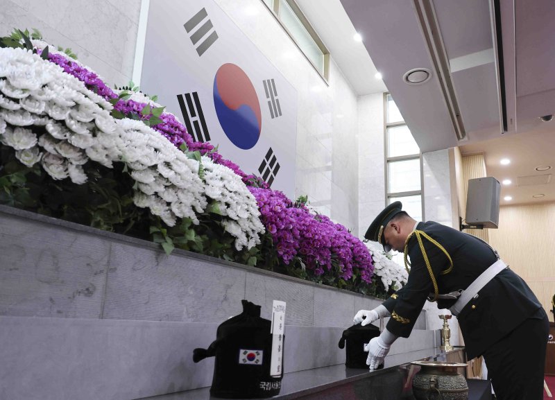 [서울=뉴시스] 김근수 기자 = 30일 서울 동작구 국립서울현충원 봉안식장에서 무연고 국가유공자 합동 안장식이 거행되고 있다. 2025.04.30. ks@newsis.com
