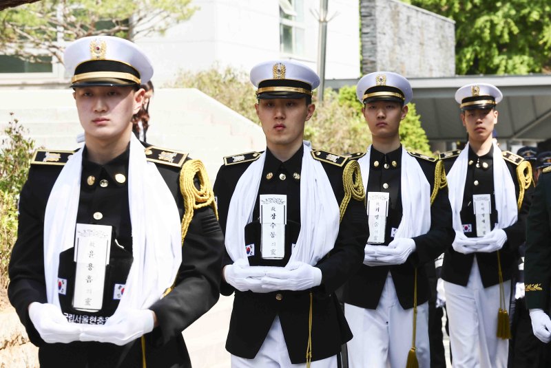 [서울=뉴시스] 김근수 기자 = 30일 서울 동작구 국립서울현충원 봉안식장에서 열린 무연고 국가유공자 합동 안장식에서 영현봉송이 거행되고 있다. 2025.04.30. ks@newsis.com