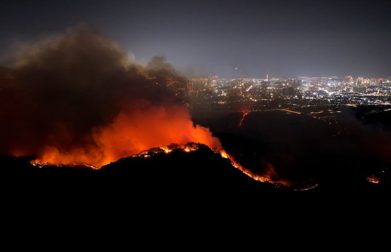 [대구=뉴시스] 이무열 기자 = 28일 밤 대구 북구 노곡동과 조야동 인근 산을 따라 불이 주택가 방향으로 확산하고 있다. 이날 오후 2시1 분쯤 대구 북구 노곡동 함지산에서 발생한 산불로 인해 민가 피해를 막기 위해 소방청은 국가소방동원령을 발령했다. 2025.04.28. lmy@newsis.com