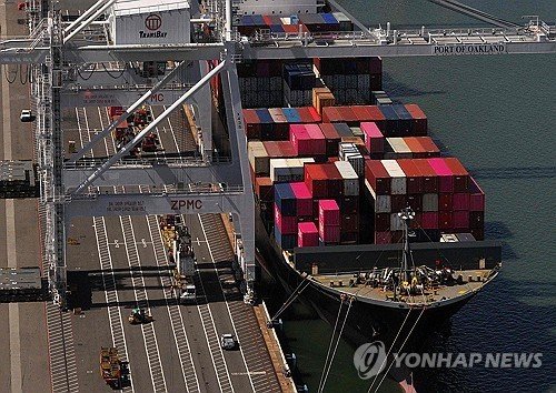 미국 항만의 컨테이너 선박 (출처=연합뉴스)