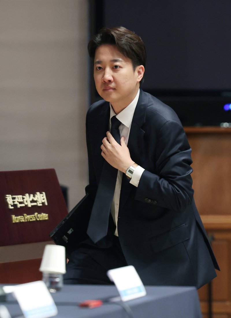 [서울=뉴시스] 김진아 기자 = 이준석 개혁신당 대통령 후보가 30일 서울 중구 프레스센터에서 열린 관훈토론회에 참석하고 있다. 2025.04.30. bluesoda@newsis.com