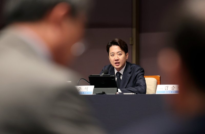 [서울=뉴시스] 김진아 기자 = 이준석 개혁신당 대통령 후보가 30일 서울 중구 프레스센터에서 열린 관훈토론회에서 발언을 하고 있다. 2025.04.30. bluesoda@newsis.com