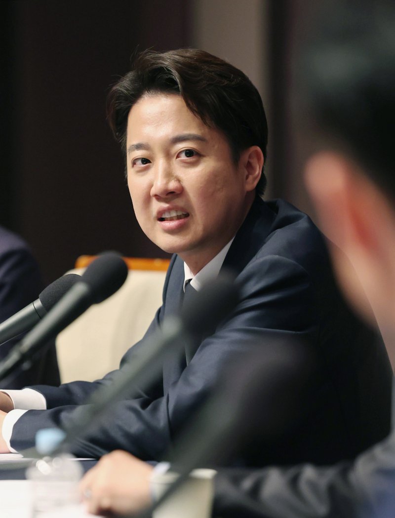 [서울=뉴시스] 김진아 기자 = 이준석 개혁신당 대통령 후보가 30일 서울 중구 프레스센터에서 열린 관훈토론회에서 발언을 하고 있다. 2025.04.30. bluesoda@newsis.com