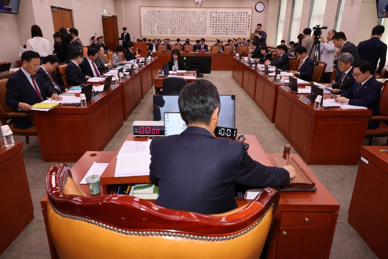 [서울=뉴시스] 조성우 기자 = 30일 오전 서울 여의도 국회에서 열린 법제사법위원회 전체회의에서 정청래 위원장이 개의 선언을 하며 의사봉을 두드리고 있다. 2025.04.30. xconfind@newsis.com