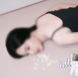 흩어진 알약, 축 늘어진 여성…불쾌감만 남은 비타민 광고