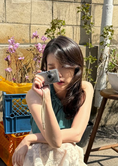 아이유, 봄 기운 담은 청순 미모…근접 셀카에도 굴욕 없네 [N샷]