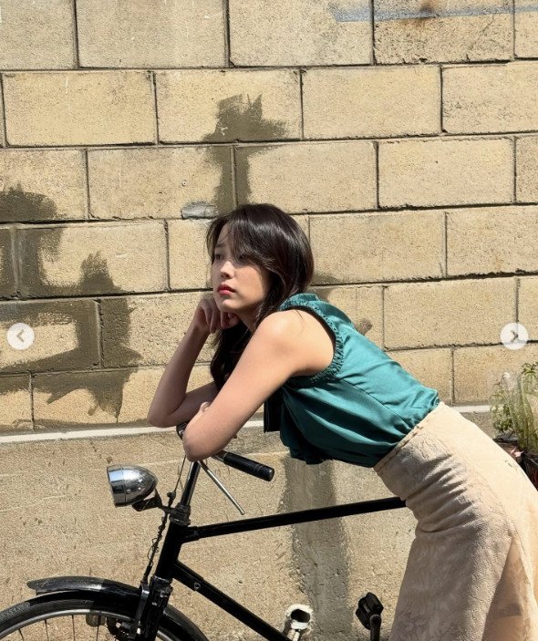 아이유, 봄 기운 담은 청순 미모…근접 셀카에도 굴욕 없네 [N샷]