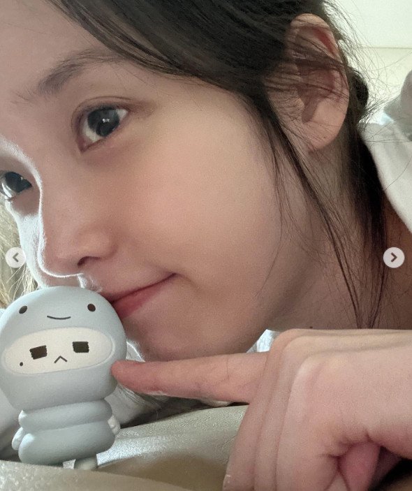 아이유, 봄 기운 담은 청순 미모…근접 셀카에도 굴욕 없네 [N샷]