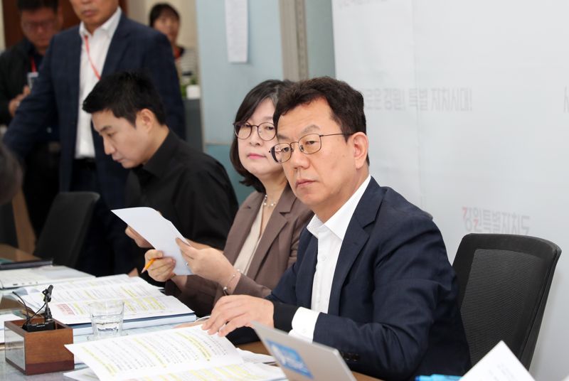 이희열 강원특별자치도 기획조정실장이 30일 언론브리핑을 통해 공약과제를 설명하고 있다. 강원자치도 제공