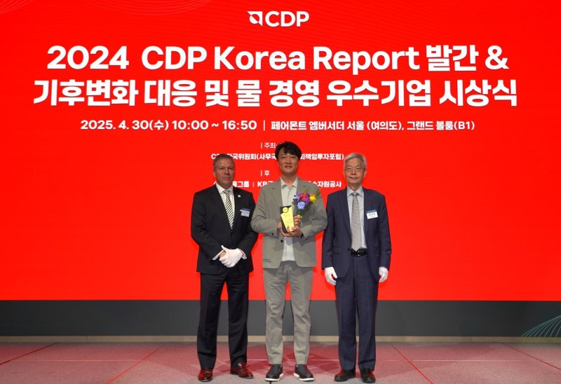 30일 여의도 페어몬트 앰배서더 서울 호텔에서 열린 ‘2024 CDP Korea 기후변화 대응∙물 경영 우수기업 시상식’에서 풀무원 오경석 지속가능경영담당(가운데)이 ‘Water 우수상' 상패를 받은 후 장지인 CDP 한국위원회 위원장(오른쪽), Jose Ordonez CDP Chief Revenue Officer(왼쪽)와 함께 기념촬영을 하고 있다. (풀무원 제공)