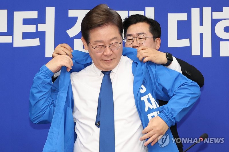 선거운동용 점퍼 입는 이재명 대선 후보 (출처=연합뉴스)