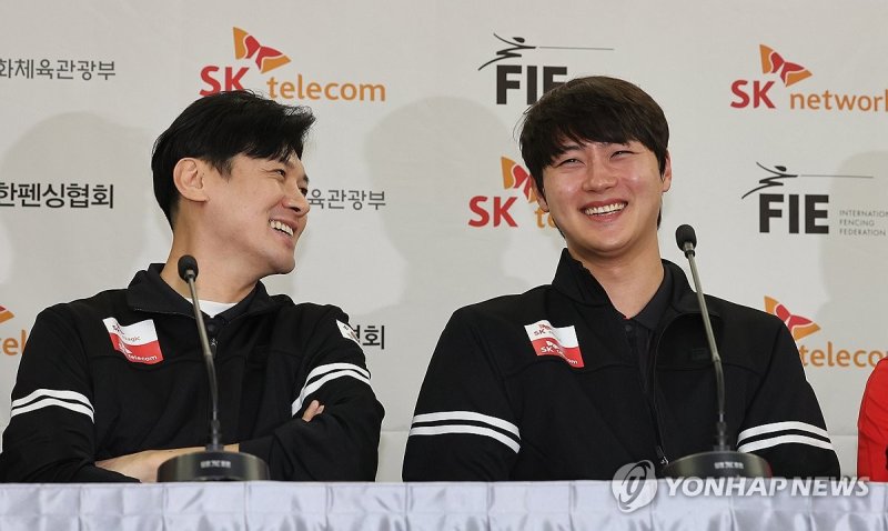 미소 짓는 구본길과 오상욱 (출처=연합뉴스)