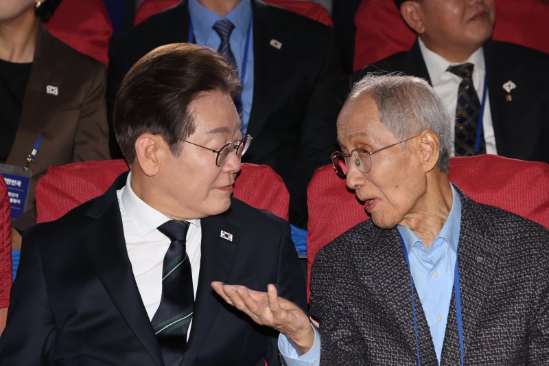 이재명 더불어민주당 대선 후보가 30일 오후 서울 여의도 국회 의원회관에서 열린 제21대 대통령선거 중앙선거대책위원회 출범식에서 윤여준 상임 총괄선대위원장과 대화하고 있다. 2025.4.30/뉴스1 ⓒ News1 이재명 기자