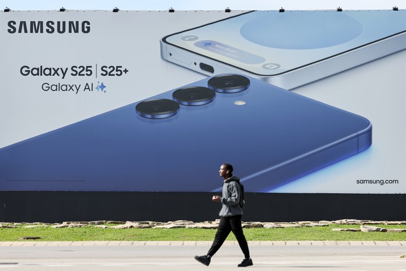 세계 최대 이동통신 전시회 '모바일 월드 콩그레스(MWC) 2025' 개막을 이틀 앞둔 1일(현지시간) 스페인 바르셀로나 피라 그란 비아 전시장 앞에 삼성 갤럭시S25 시리즈 광고판이 설치돼 있다. 2025.3.2/뉴스1 ⓒ News1 민경석 기자