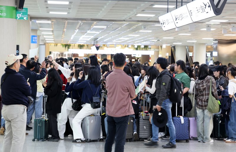 '폭싹 속았수다'의 힘... 제주공항 여객수 '골든 크로스'