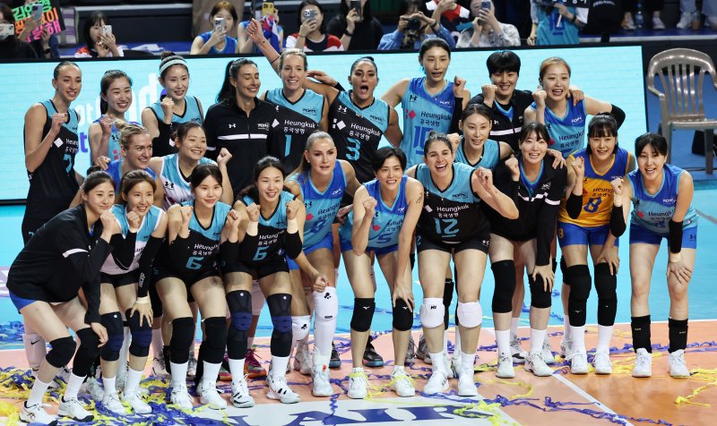 지난해 열린 '김연경 초청 세계 여자배구 올스타전(KYK Invitational 2024)' 기념 촬영.다. 2024.6.9/뉴스1 ⓒ News1 구윤성 기자