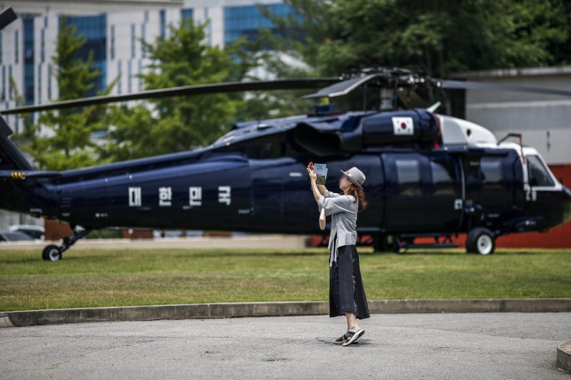 [서울=뉴시스] 정병혁 기자 = 대통령집무실 인근 용산공원이 시범개방된 10일 오전 서울 용산구 용산공원을 찾은 시민들이 대통령실 앞뜰에 공개된 경호장비들을 살펴보고 있다. 용산공원은 오는 19일까지 오전 9시부터 저녁 7시까지 매일 5차례로 나눠 1차례에 500명씩 하루 2500명의 관람객을 받는다. 2022.06.10. jhope@newsis.com