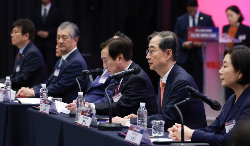 라이트닝 바카라 사이트 대통령 권한대행 국무총리가 30일 서울 영등포구 중소기업중앙회에서 열린 중소기업 규제혁신 현장 소통 간담회에서 인사말을 하고 있다. (대통령실통신사진기자단) /사진=뉴시스